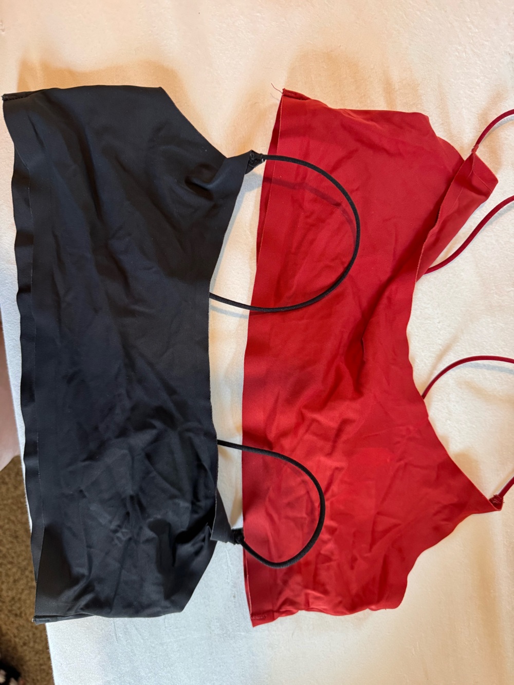 SKIMS tee shirt bralettes Black, Red